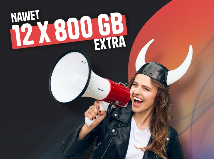 Uśmiechnięta kobieta w hełmie z rogami i megafonem